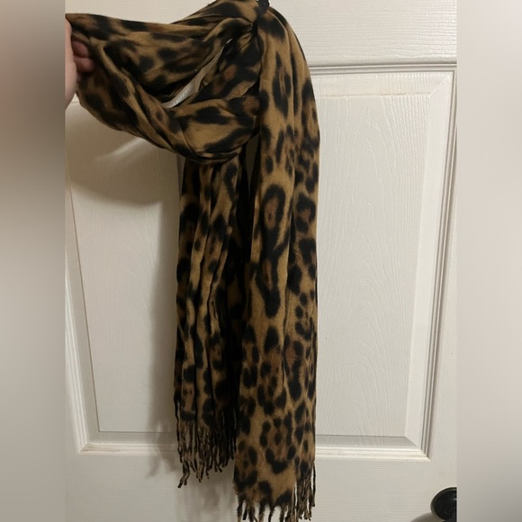 Cheetah print scarf - Picture 2 of 3
